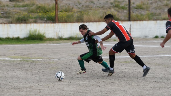 Nicolás Mallea, de Germinal, con la pelota. Foto: Mariano Di Giusto.