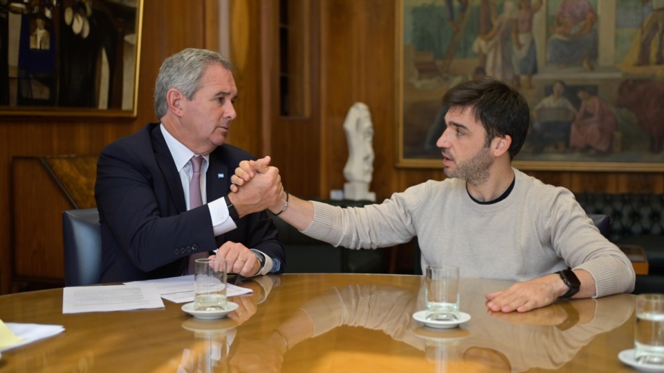 El gobernador Ignacio Torres y el secretario de Finanzas, Pablo Quirno. 