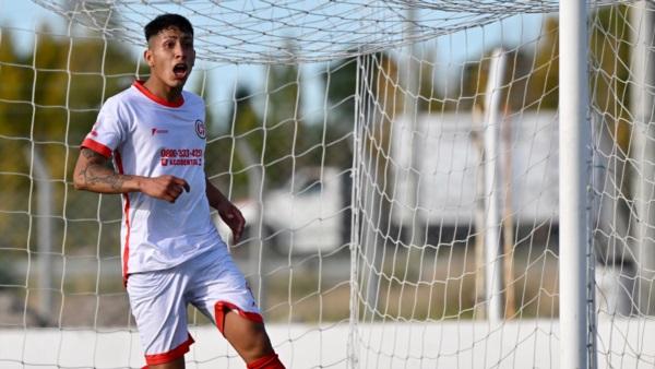 Lautaro Alarcón, la figura del partido. (Foto: Daniel Feldman/Jornada).