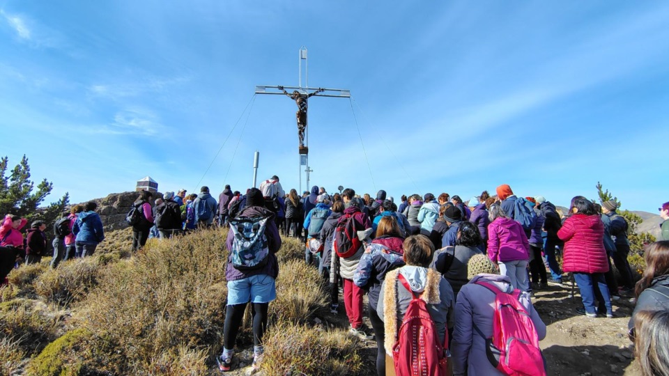 La figura de Cristo venerado en lo alto del cerro.