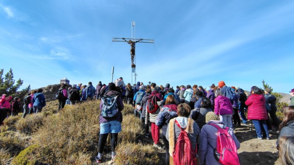 La figura de Cristo venerado en lo alto del cerro.