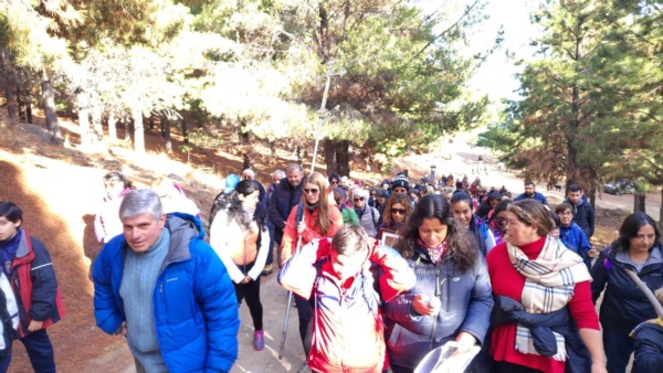 La peregrinación de fieles hasta el cerro La Cruz.
