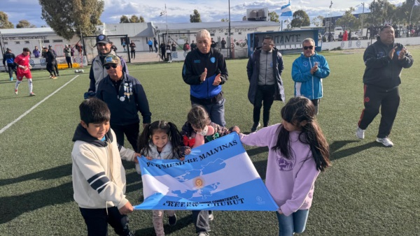 Antes del partido, CEC homenajeó a Roberto Montesino, excombatiente de Malvinas y utilero del club (Foto: Daniel Feldman/Jornada).