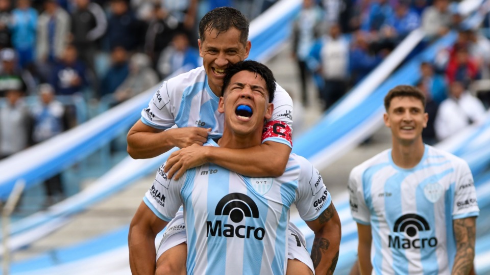 Nicolás Contín festeja el 1-0 del local. Fotos: Prensa Gimnasia y Tiro.