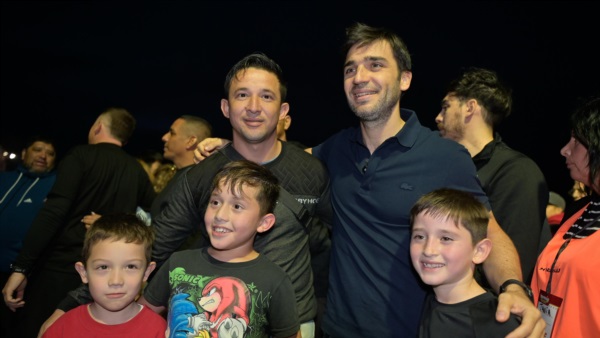 El gobernador recorrió el predio y saludó a la gente presente.
