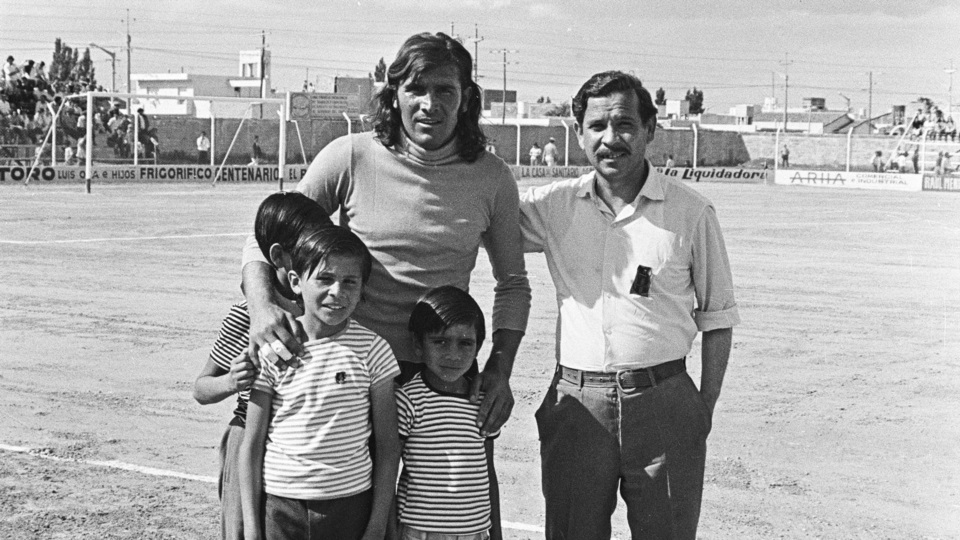 Todos querían una foto con Gatti, en su visita a Trelew.