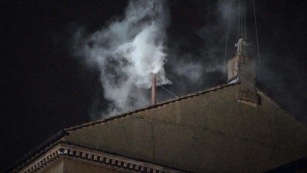 Luego de la votación, se anuncia el resultado a través de la chimenea. Si el humo es negro, no hubo acuerdo. Pero si el humo es blanco, hay nuevo Papa.