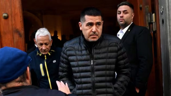 El presidente de Boca, Román Riquelme, se hizo presente en la Legislatura porteña para despedir a Gatti.