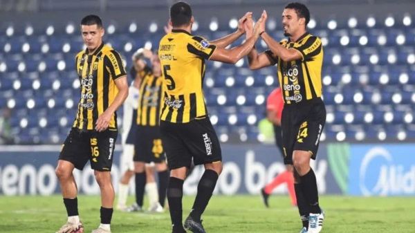 El mejor jugador del partido fue Gustavo Vargas, autor de ambos goles para el Cacique paraguayo.
