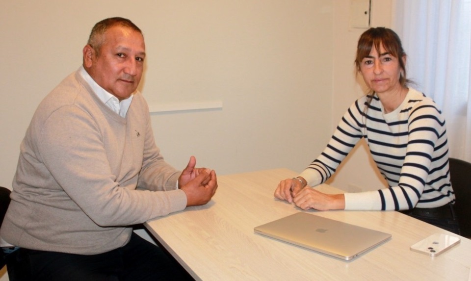 La directora de Desarrollo Productivo y Emprendedurismo, Paula Botto, reunida con Walter Gómez, representante de la empresa Pharos. Foto: Atilio Ortiz / Jornada.