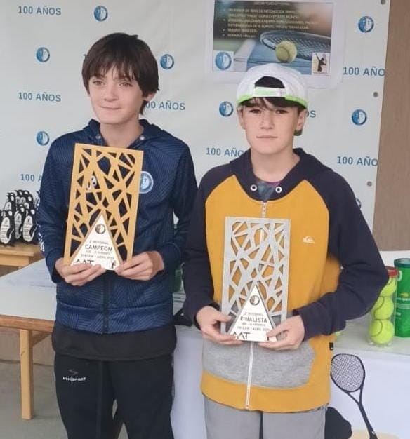 Compañeros y finalistas, Emilio Nogueira (campeón) y Bautista Sufritti (subcampeón) del single Sub 12.