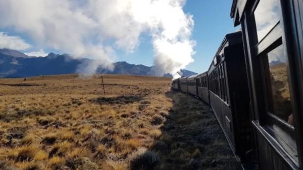 Un viaje por la estepa patagónica en el Tren La Trochita es una excelente actividad para compartir en familia.