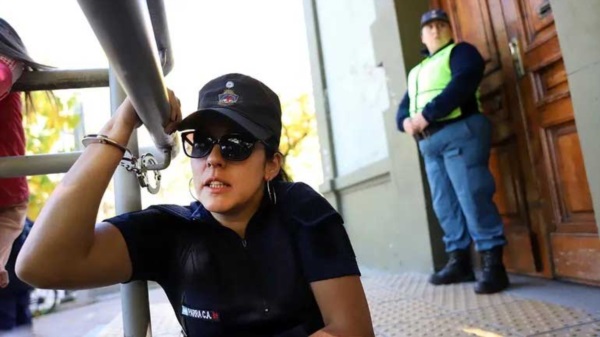 Constanza Parra estaba esposada a una baranda de caños frente a uno de los ingresos a Casa de Gobierno.