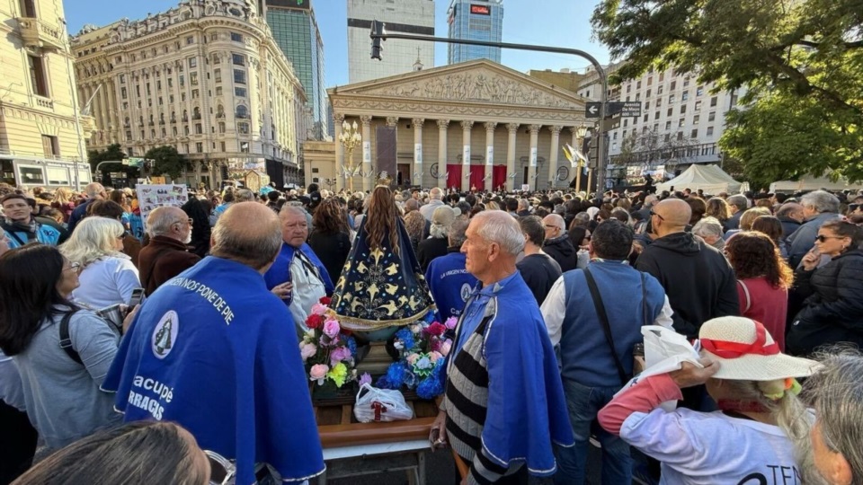 En paralelo al funeral en Roma, cientos de personas comenzaron a movilizarse por CABA para despedir a Francisco. 