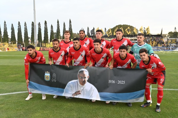 El plantel de Maipú para enfrentar a Madryn. Foto: Daniel Feldman/Jornada Medios.