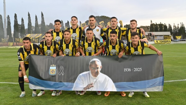 Los once de Madryn y el homenaje al Papa Francisco. Foto: Daniel Feldman/Jornada Medios.