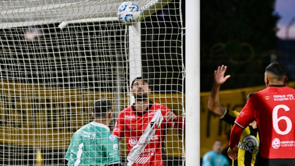 La pelota impulsada por Gutiérrez Arango para el 1 a 1 parcial. Foto: Daniel Feldman/Jornada Medios.