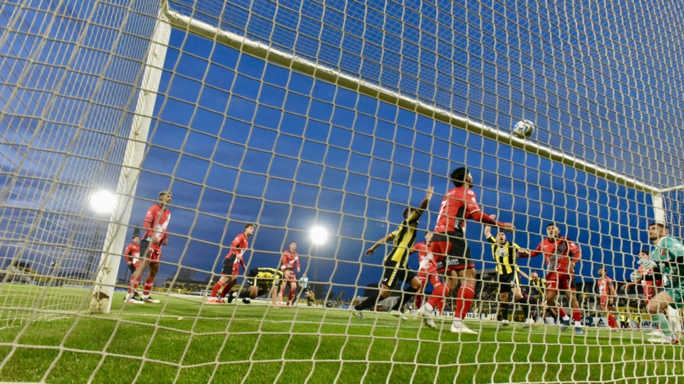 El colombiano Gutiérrez Arango aprovechó un rebote para marcar su primer gol con el Aurinegro. Foto: Daniel Feldman/Jornada Medios.