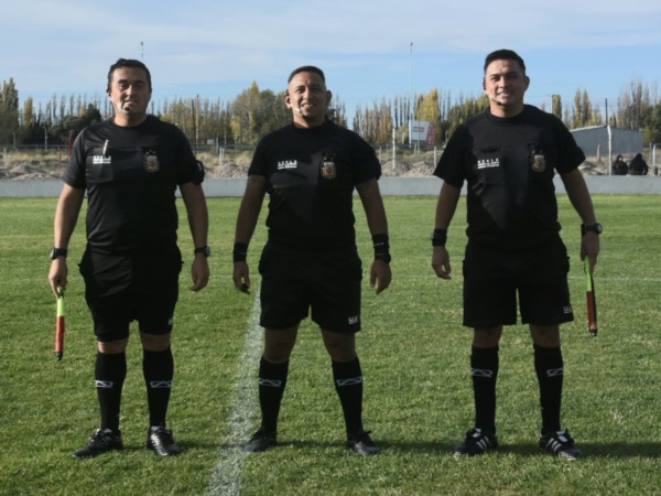 La terna arbitral. Foto: Sergio Esparza. 
