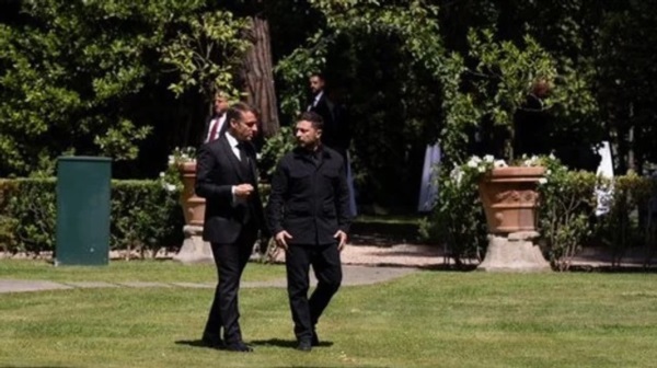 Macron y Zelenski dialogan en los jardines del Vaticano.