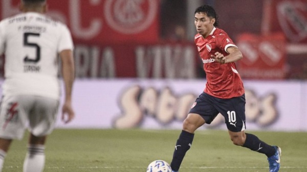 Luciano Cabral maneja la pelota ante la marca lejana de Pedro Ramírez.