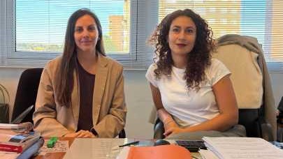 La fiscal Anya Pucheta y la funcionaria Carla Pecorini.