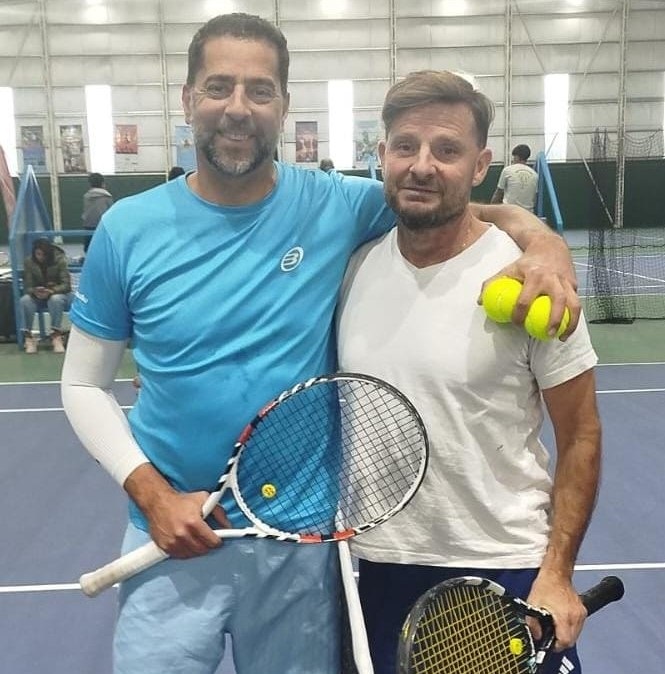 En 2º Caballeros, Esteban Montivero y Daniel Benítez jugaron un intenso partido.