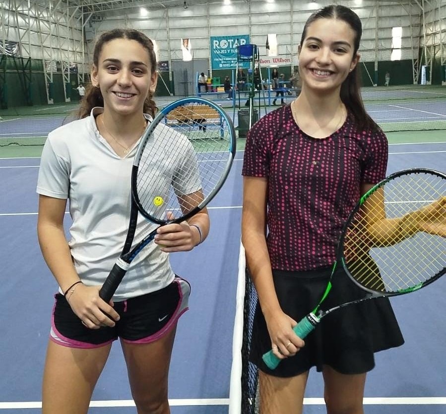 Las juveniles Flori y Fuentealba de 3º Damas. 