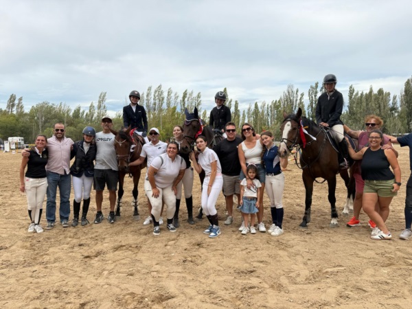 Las amazonas del CERT: Candelaria Lecito con HOG Odiseo, Simona Alanís Cabanas con HOG Nemesis y Mía Cúneo con Pegasus Lady Godiva.