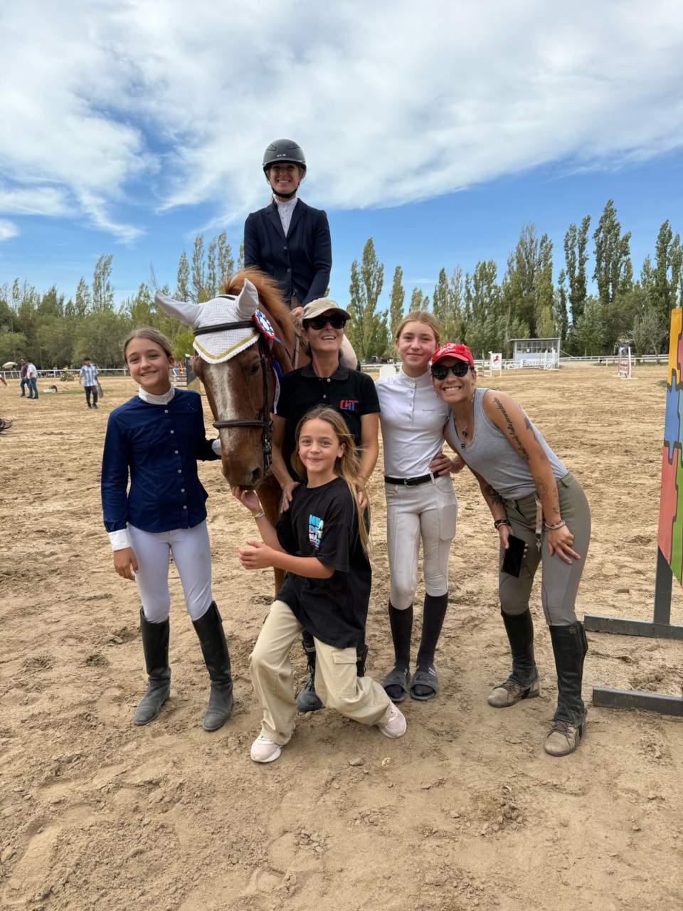 Maia Piccirillo, del Club Hípico Trelew, con Sir Canario.