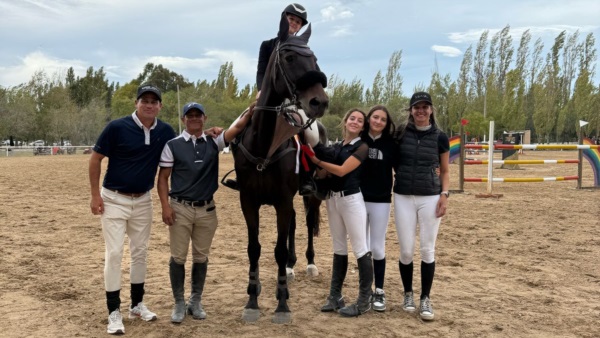Paz Benegas con Península Itanque y su entorno del Centro de Equitación de Puerto Madryn.