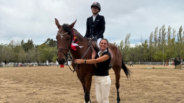 Candelaria Lecito con Hog Odiseo, otras de las campeonas del Centro Ecuestre de Rada Tilly.