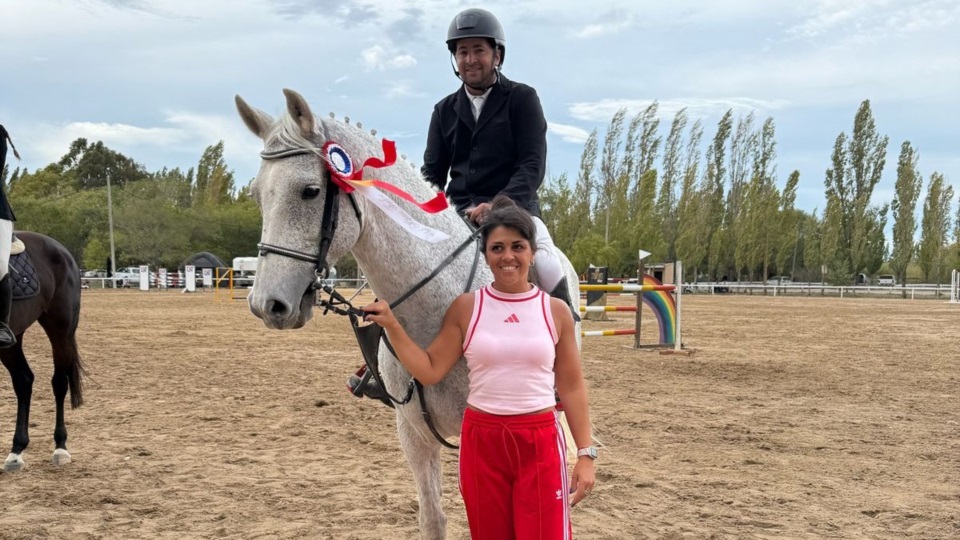 Hernán Elissalde, en la monta de Península Insólito y junto a su novia Paulina.