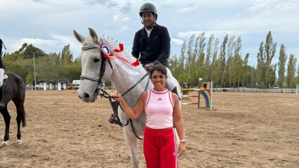 Hernán Elissalde, en la monta de Península Insólito y junto a su novia Paulina.