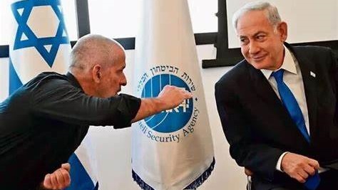 Ronen Bar gesticula ante un sonriente Netanyahu.jpg
