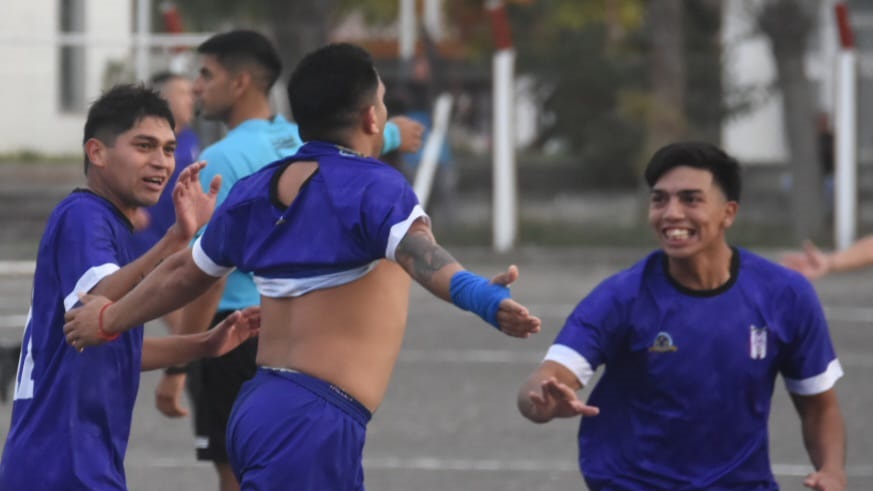 Lucas Vella (de espaldas) anotó un doblete en un triunfo histórico. (Foto: Sergio Esparza/Jornada).
