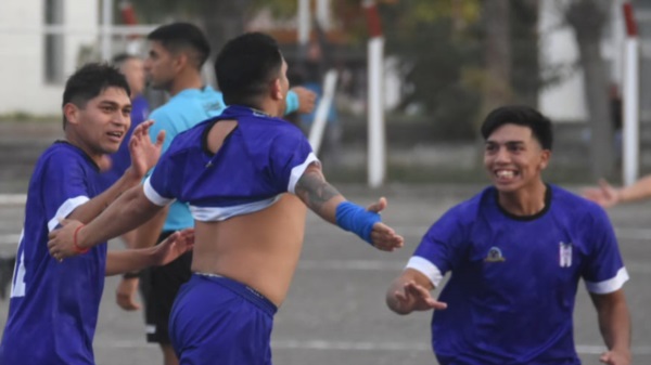 Lucas Vella (de espaldas) anotó un doblete en un triunfo histórico. (Foto: Sergio Esparza/Jornada).