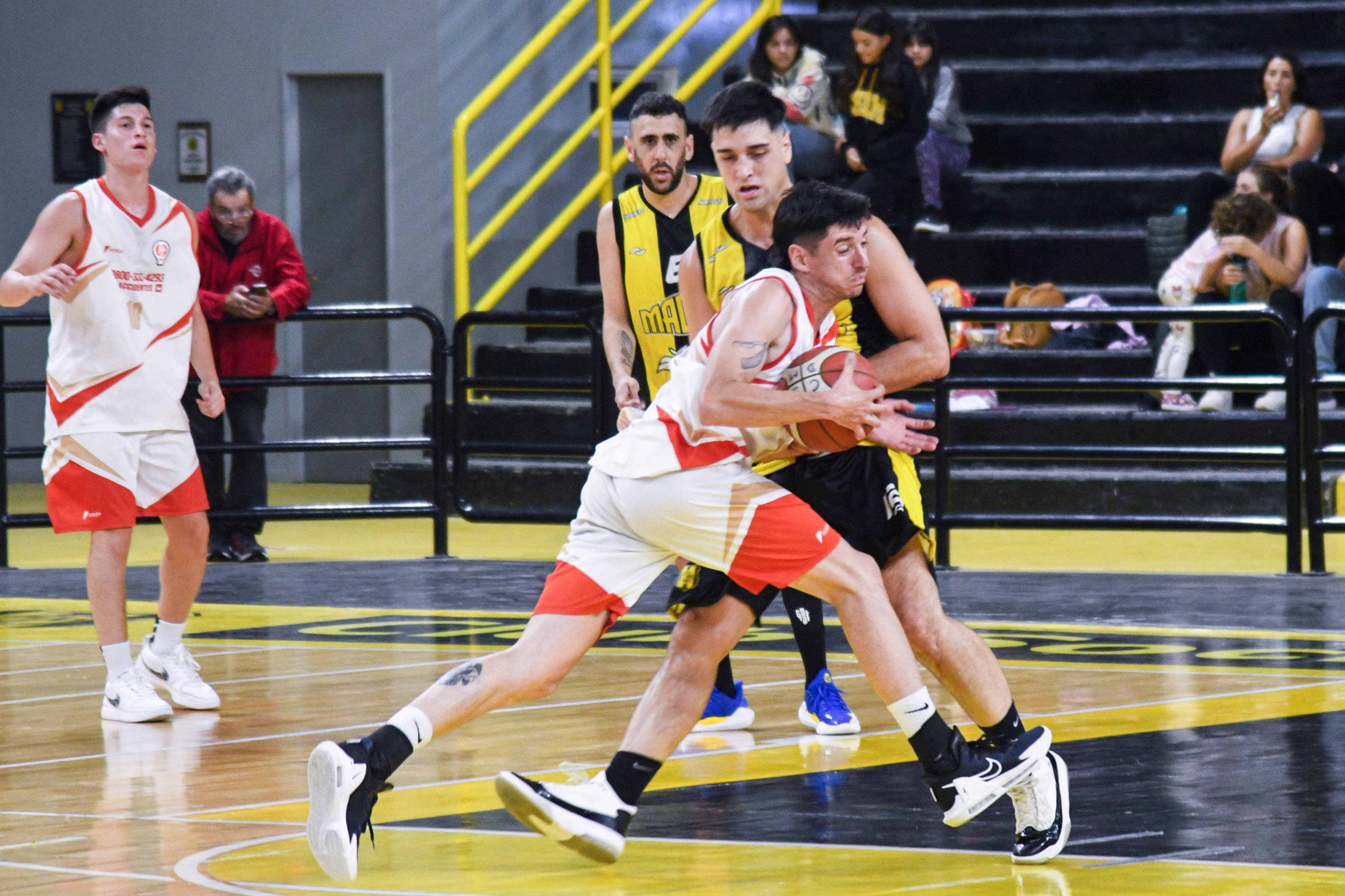 Trifaró jugando ante su ex club. Foto: Mariano Di Giusto/Jornada Medios.