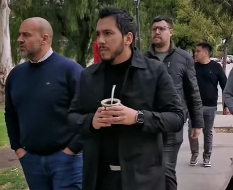 Coliñir, mate en mano, siempre acompañado.