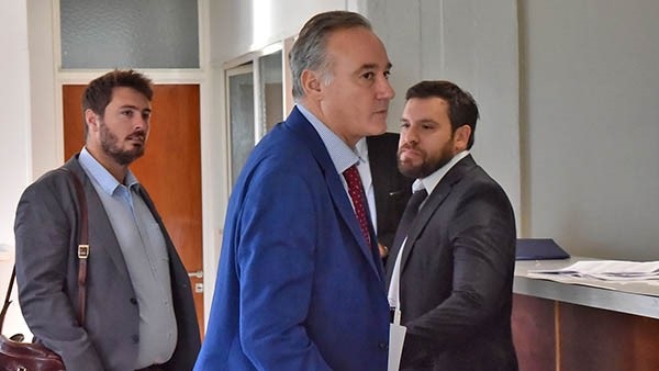Horas cruciales para el defensor Benítez (centro).