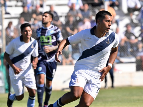 Ramiro Paileman, la figura del partido con dos goles. Foto: Daniel Feldman/Jornada Medios.