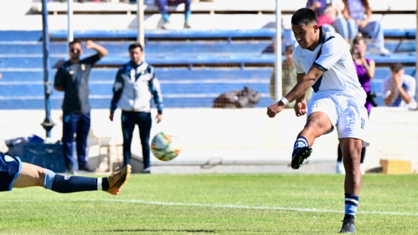 El remate de Paileman para el segundo gol en su cuenta personal. Foto: Daniel Feldman/Jornada Medios.