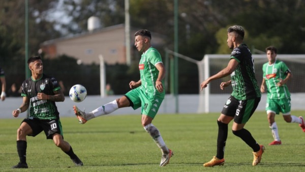 Rodrigo Ríos controla el balón ante Santilli e Ibarlucea. Foto: El Marplatense.