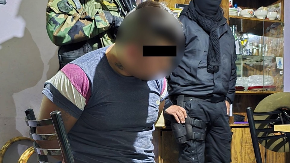 Uno de los cuatro detenidos en los procedimientos.