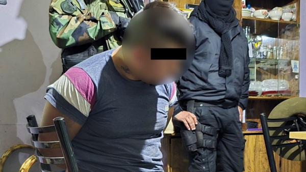 Uno de los cuatro detenidos en los procedimientos.