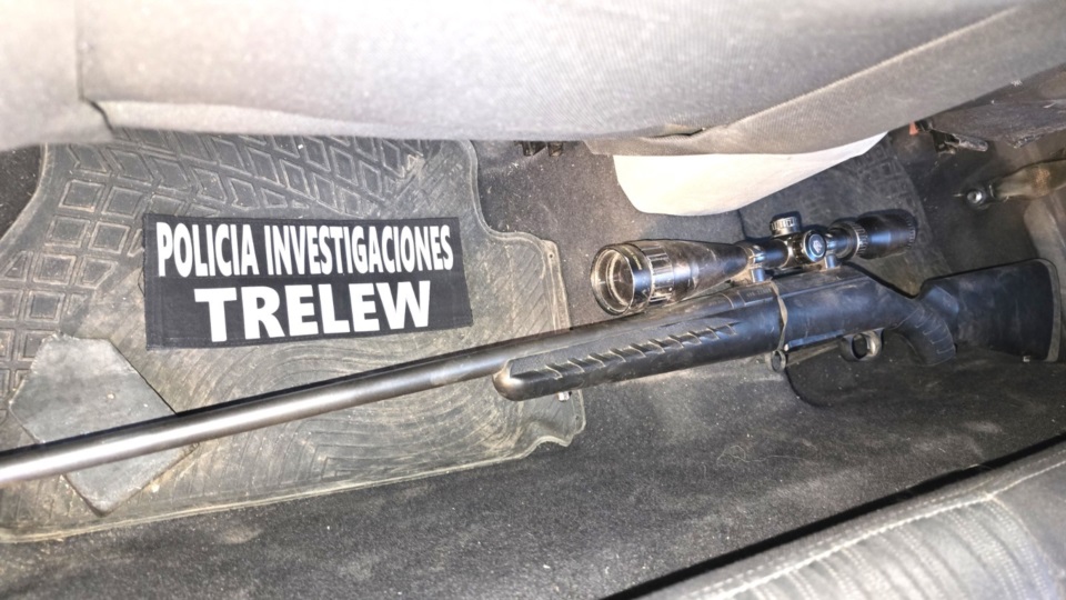 Una de las armas de fuego secuestradas por la Brigada de Investigaciones.