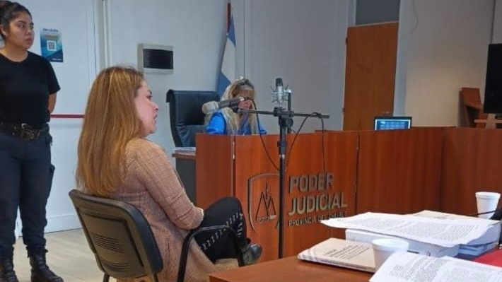 Estefanía León, brindando su testimonio. 