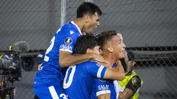 Braian Romero festeja su primer gol en la noche de Paraguay. Foto: Prensa Vélez.