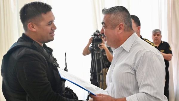 El sargento Salvador Trinidad es distinguido por el ministro. 
