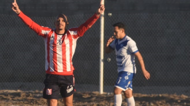 El brasileño "Duda" marcó el segundo con un impecable cabezazo. (Foto: Sergio Esparza/Jornada).